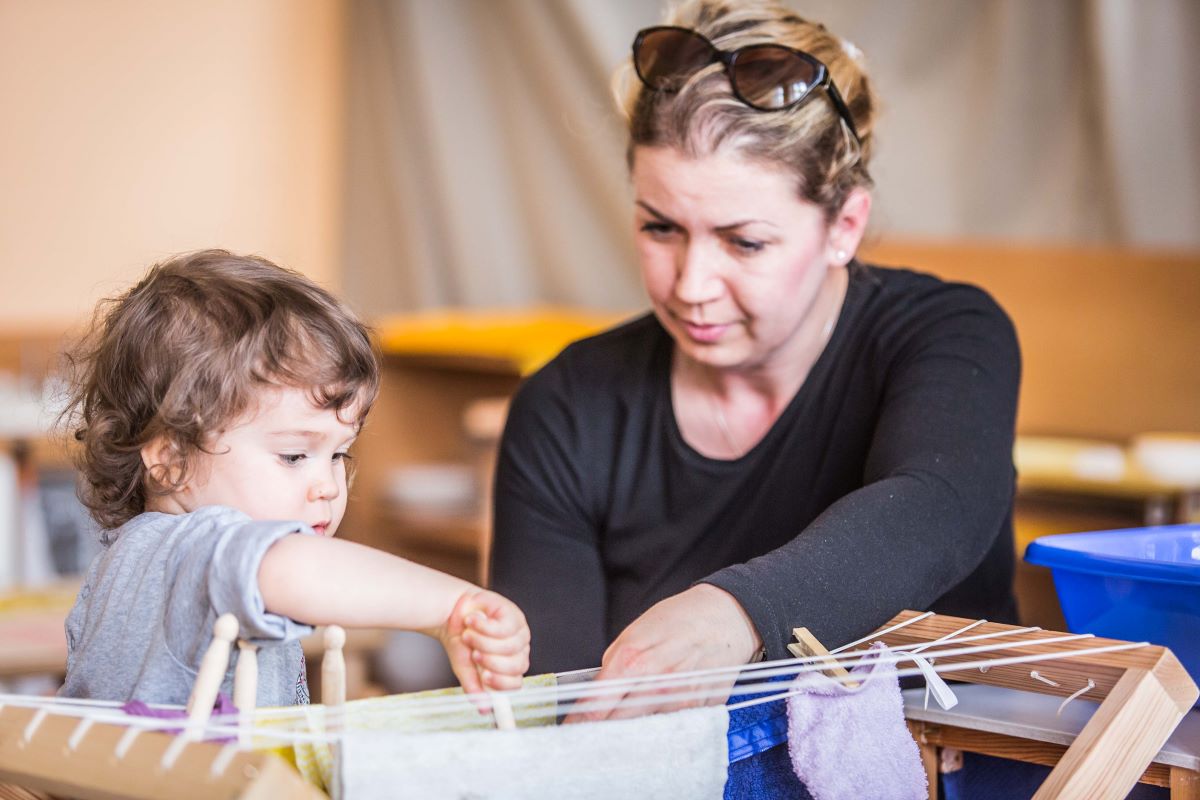 montessori doma montessori batole praktický život věšení